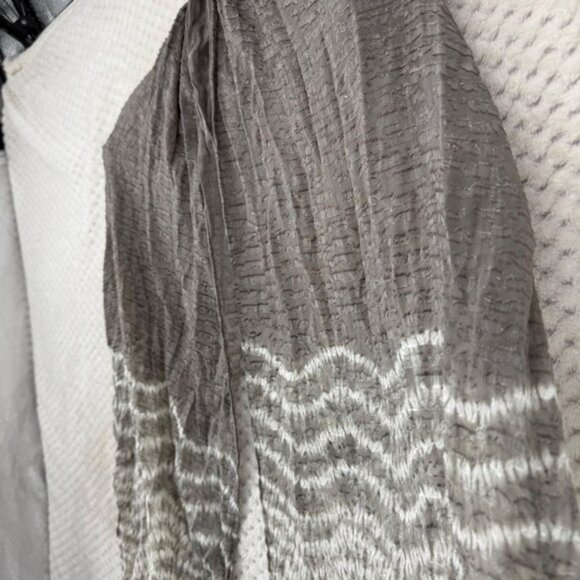 Eileen Fisher Women's Gray White Crinkle Textured Silk 100% Scarf 70x24 - Picture 3 of 4
